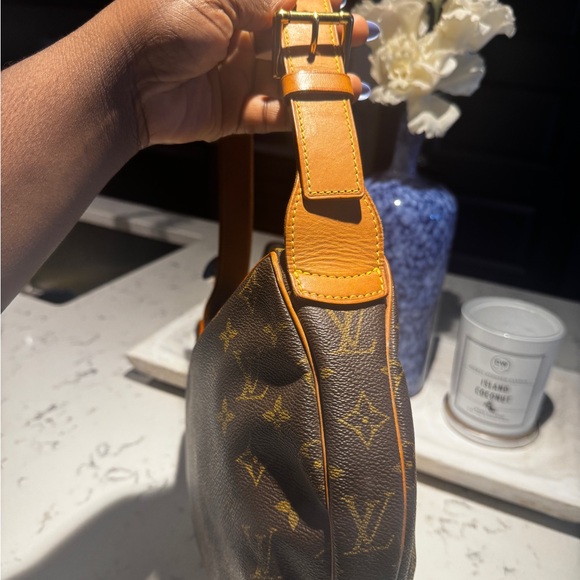 Louis Vuitton Croissant MM Bag - Picture 5 of 11